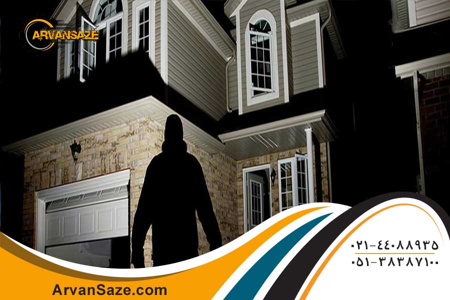 تصویر ساختمانی در شب هنگام، که یک دزد برای سرقت از آن کمین کرده است